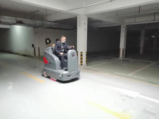 白山小区物业保洁不用人力改用驾驶式洗地机了